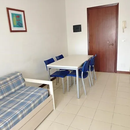 Apartamento Cozy Top-floor Getaway Near The Sea