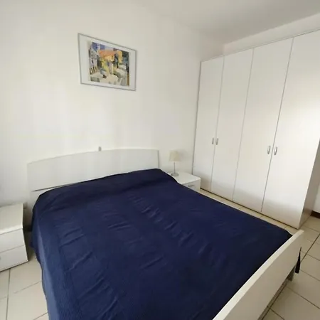 Διαμέρισμα Cozy Top-floor Getaway Near The Sea